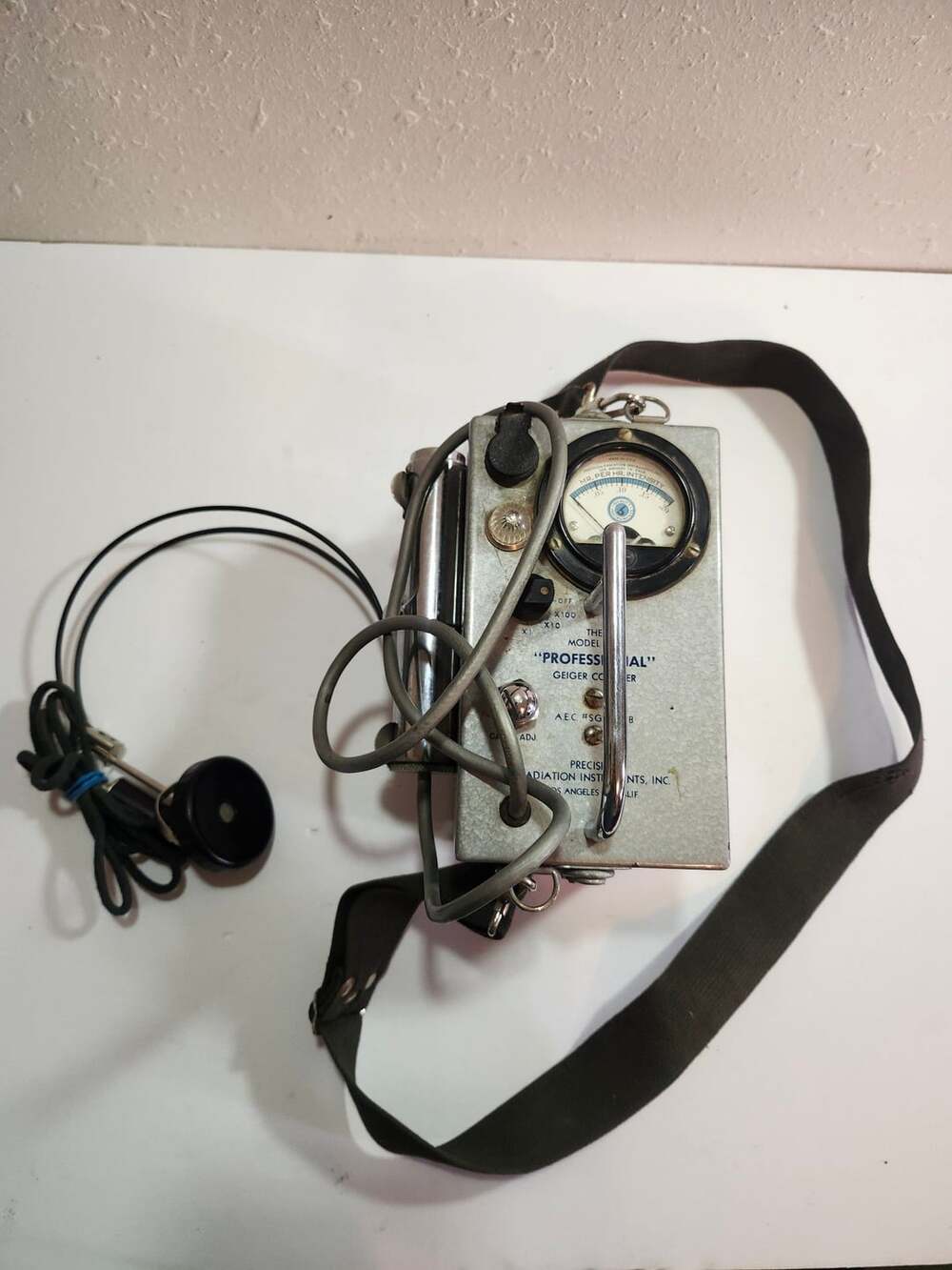Precision Radiation Instruments Inc. Model 107B Professional Geiger Counter - Picture 2 of 4
